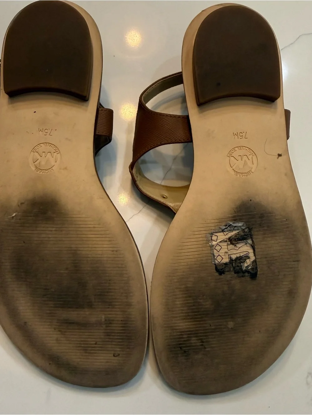 Michael Kors Sandals Womens Size 7.5 Brown Leather T-Strap Gold Logo Plate Flat